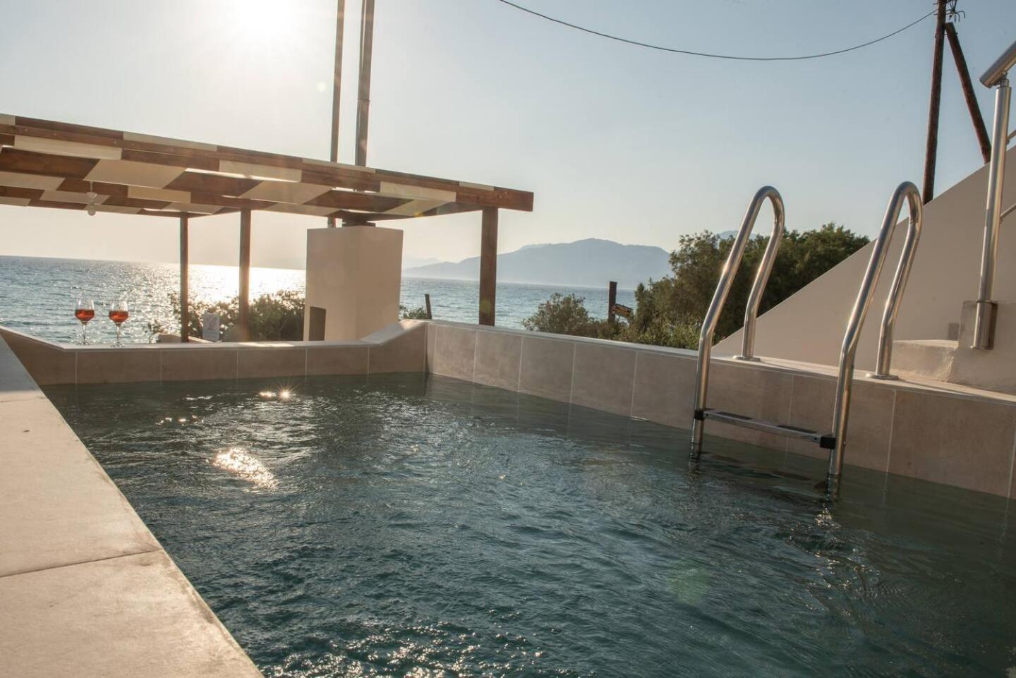Stella & Eleni Suite With Shared Pool & Open View カラマキ エクステリア 写真